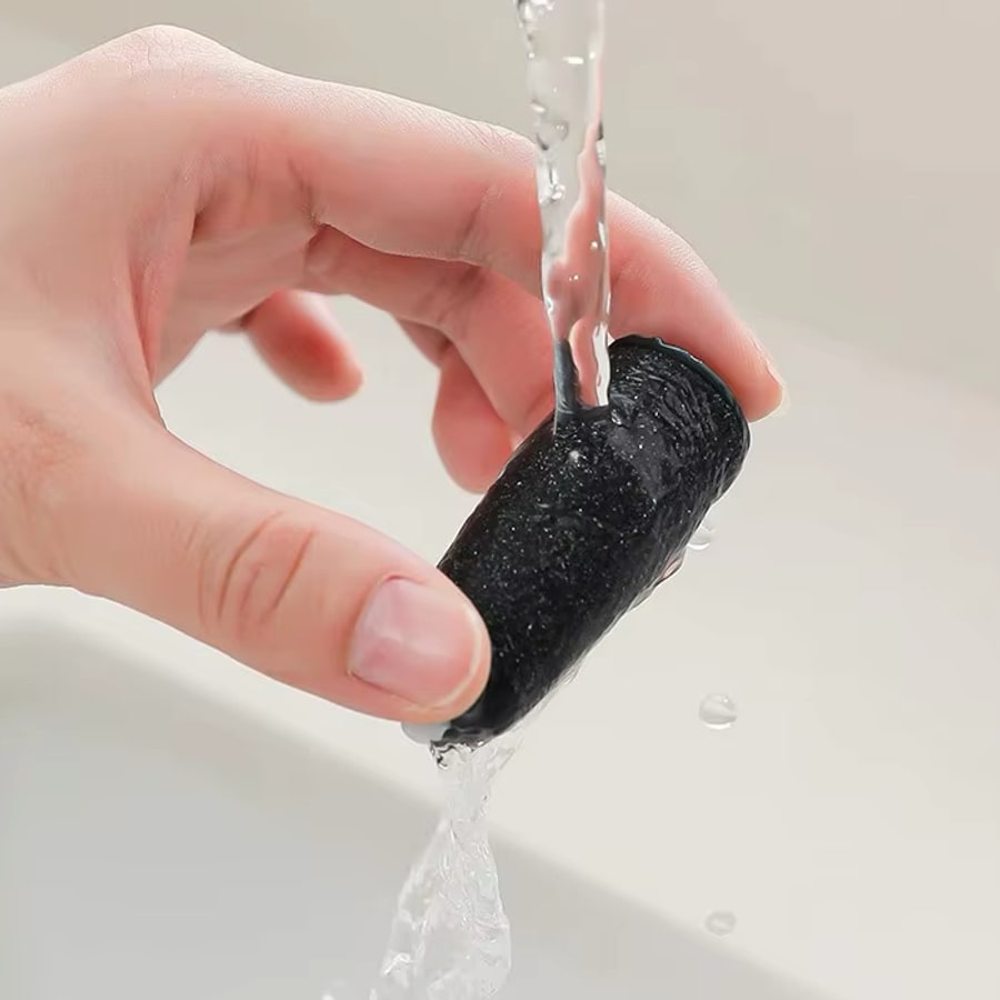 Rinsing the roller clean under running water
